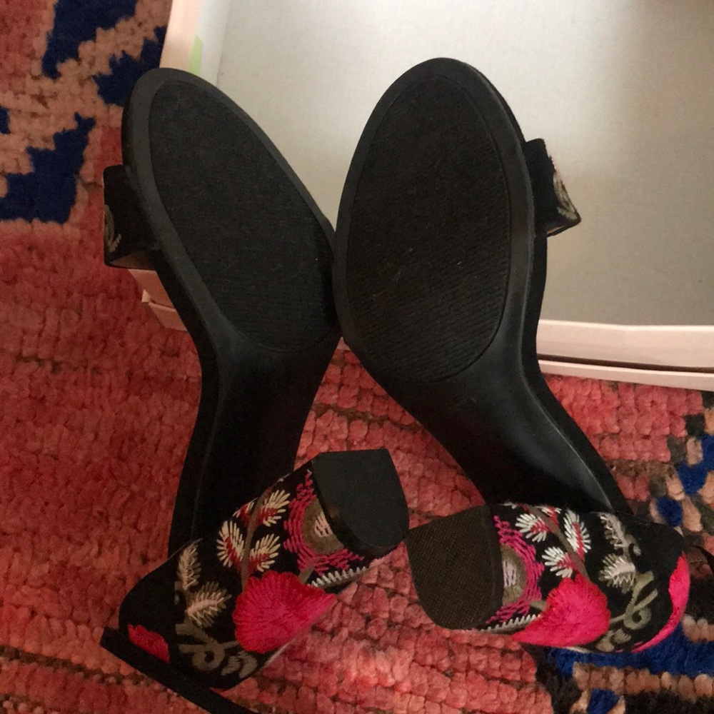 Embroidered heels - Picture 2 of 3